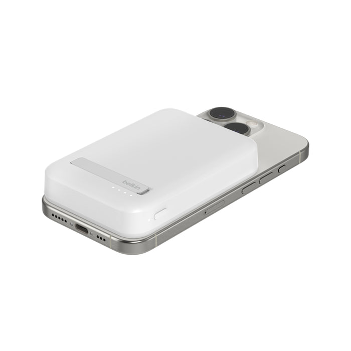 Belkin BoostCharge | Batterie externe sans fil magnétique 8K avec Qi2 + support - Blanc