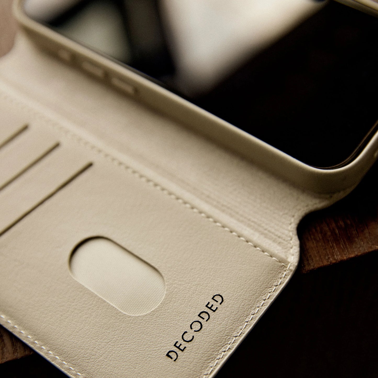 Decoded Detachable Wallet voor iPhone 16 Plus - Argile