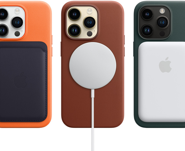 Coques MagSafe couleur orange, terre de Sienne et vert forêt pour iPhone 14 Pro avec des accessoires MagSafe : un porte-cartes, un chargeur et une batterie externe.